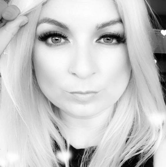 Meet your Posher, Janelle - Picture 1 of 8